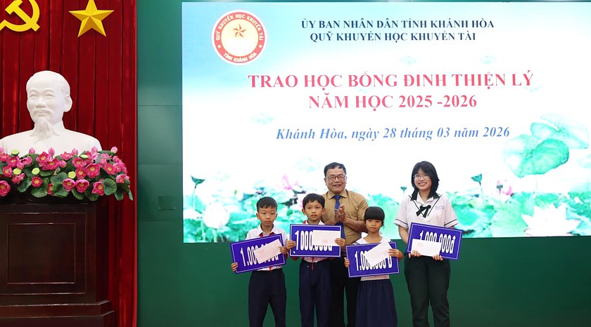 Quỹ Khuyến học, khuyến tài Khánh Hòa trao hơn 700 suất thưởng và học bổng đợt I năm 2026 - Ảnh 3.