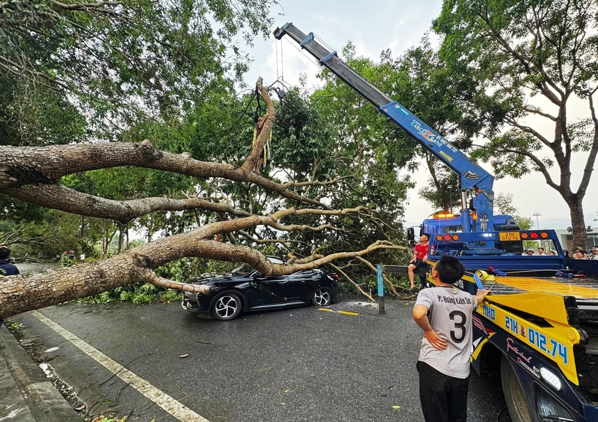 D&ocirc;ng lốc l&agrave;m hư hại gần 60 ng&ocirc;i nh&agrave; ở L&agrave;o Cai, 1 c&ocirc;ng nh&acirc;n m&ocirc;i trường bị thương - Ảnh 3.