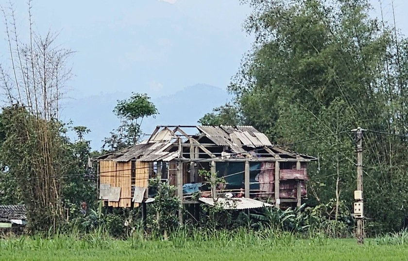 D&ocirc;ng lốc l&agrave;m hư hại gần 60 ng&ocirc;i nh&agrave; ở L&agrave;o Cai, 1 c&ocirc;ng nh&acirc;n m&ocirc;i trường bị thương - Ảnh 1.