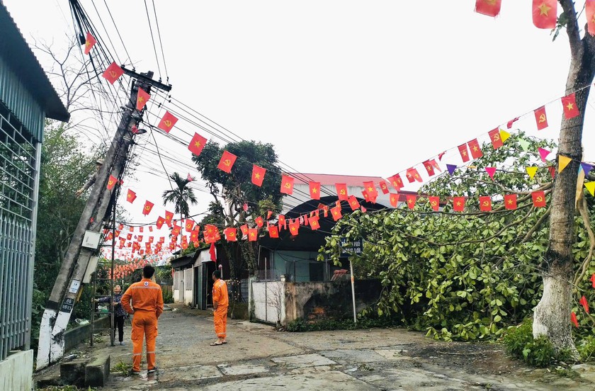 D&ocirc;ng lốc l&agrave;m hư hại gần 60 ng&ocirc;i nh&agrave; ở L&agrave;o Cai, 1 c&ocirc;ng nh&acirc;n m&ocirc;i trường bị thương - Ảnh 6.