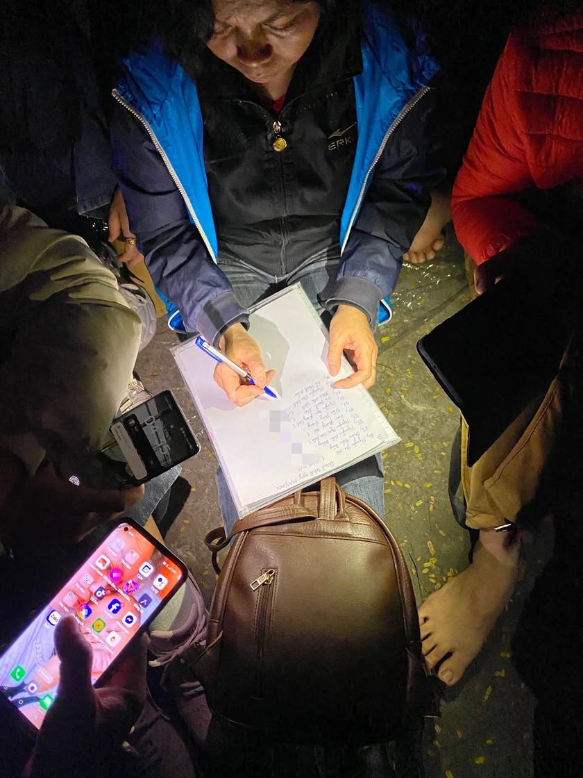 Phụ huynh xếp h&agrave;ng xuy&ecirc;n đ&ecirc;m giữ chỗ v&agrave;o lớp 10 cho con - Ảnh 1.