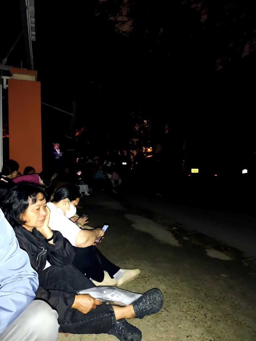 Phụ huynh xếp h&agrave;ng xuy&ecirc;n đ&ecirc;m giữ chỗ v&agrave;o lớp 10 cho con - Ảnh 2.