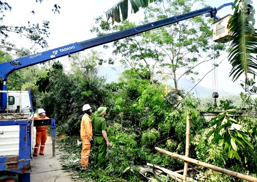 Cấp điện nhanh trở lại sau gi&ocirc;ng lốc ở L&agrave;o Cai - Ảnh 1.