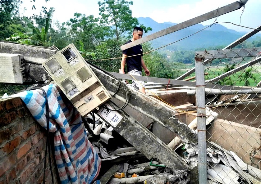 Cấp điện nhanh trở lại sau gi&ocirc;ng lốc ở L&agrave;o Cai - Ảnh 2.