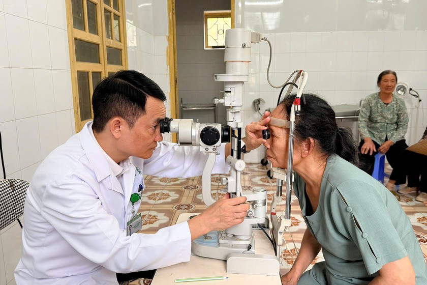 Hơn 1.000 người d&acirc;n tại Hải Ph&ograve;ng được kh&aacute;m s&agrave;ng lọc v&agrave; tư vấn c&aacute;c bệnh về mắt - Ảnh 2.