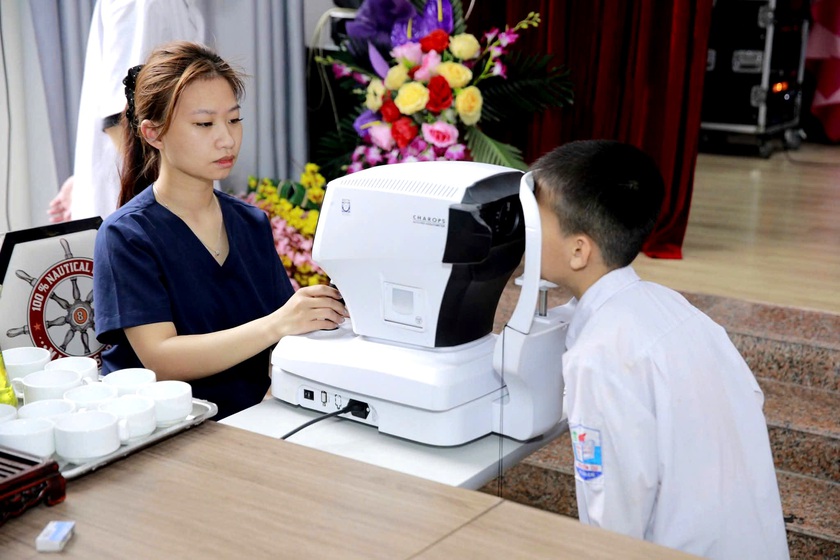 Gần 5.000 học sinh ở Lào Cai được tầm soát thị lực học đường - Ảnh 1.