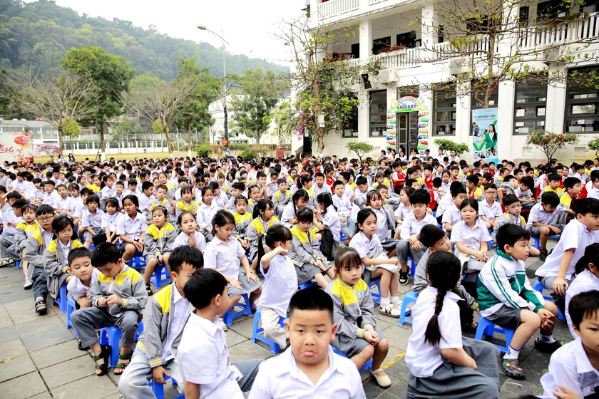 Gần 5.000 học sinh ở Lào Cai được tầm soát thị lực học đường - Ảnh 4.