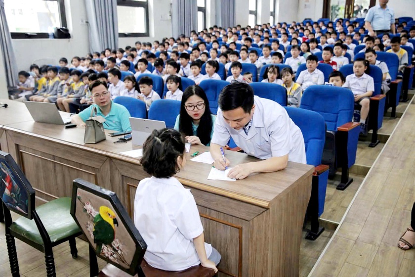 Gần 5.000 học sinh ở Lào Cai được tầm soát thị lực học đường - Ảnh 3.