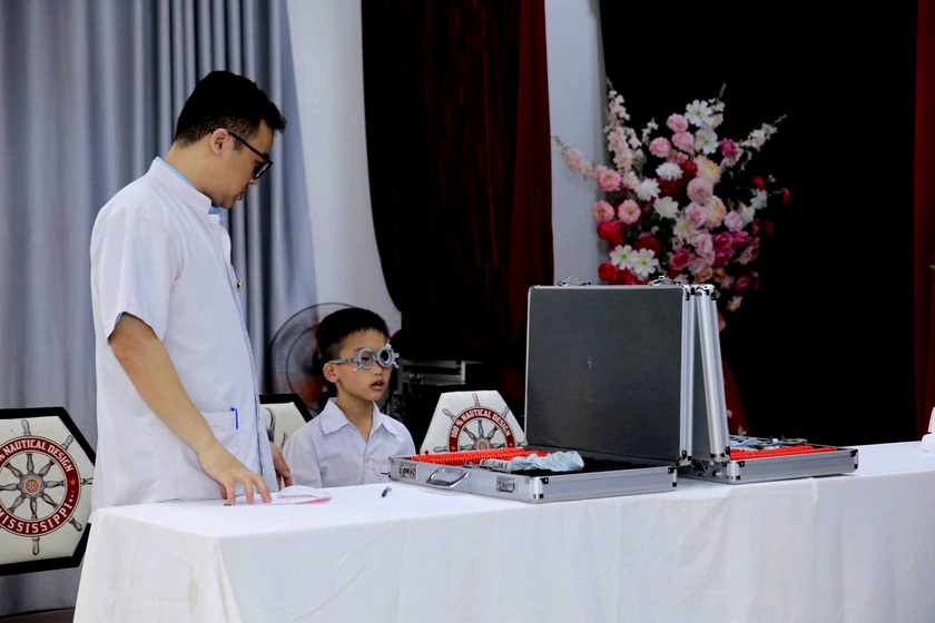 Gần 5.000 học sinh ở Lào Cai được tầm soát thị lực học đường - Ảnh 2.
