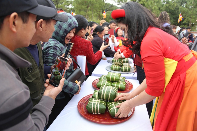 Hội thi Bánh chưng, Bánh giầy ở Côn Sơn, Hải Phòng có gì mà hút khách - Ảnh 4.