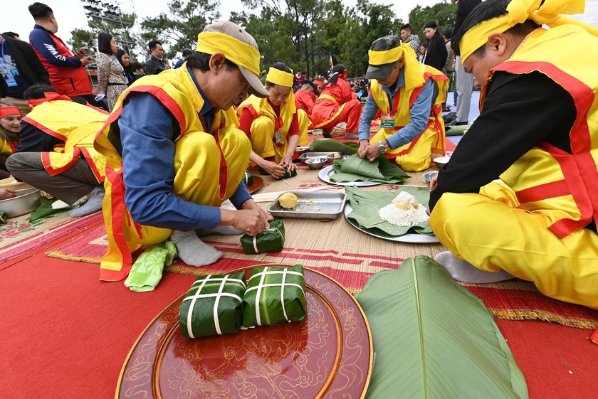 Hội thi Bánh chưng, Bánh giầy ở Côn Sơn, Hải Phòng có gì mà hút khách - Ảnh 2.