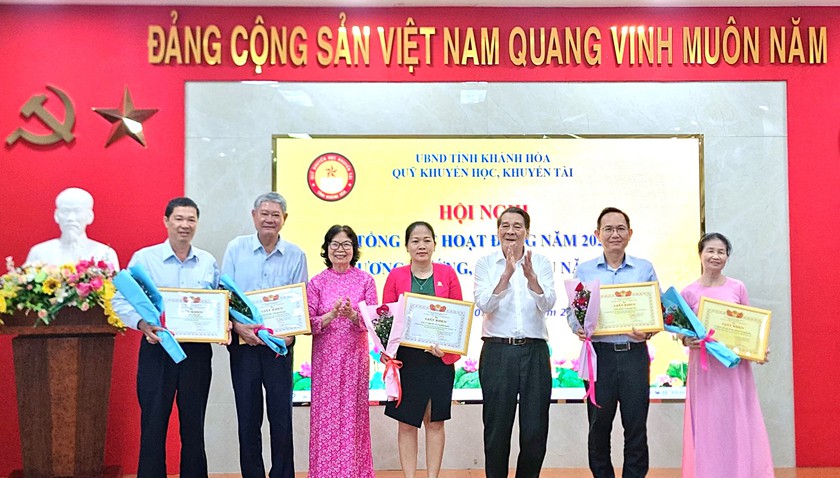 Quỹ Khuyến học, khuyến t&agrave;i tỉnh Kh&aacute;nh H&ograve;a trao gần 3 tỷ đồng hỗ trợ học sinh, sinh vi&ecirc;n năm 2025 - Ảnh 1.