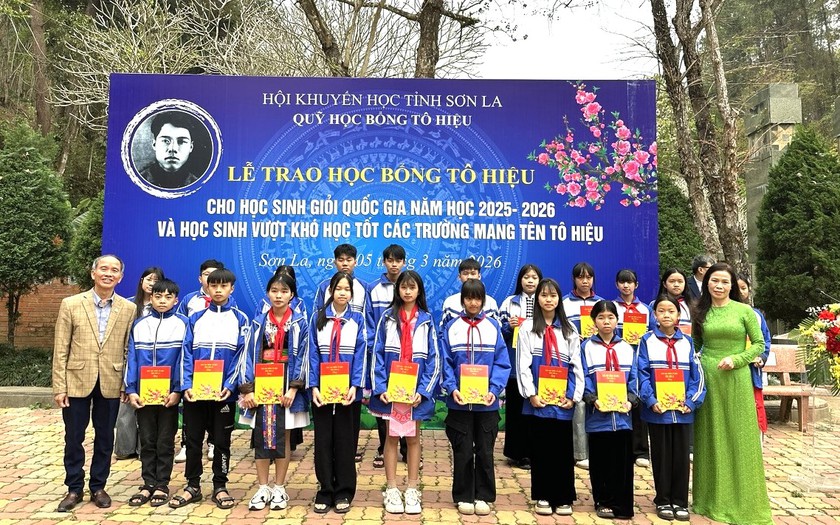 Hội Khuyến học tỉnh Sơn La trao học bổng T&ocirc; Hiệu cho học sinh giỏi quốc gia, học sinh vượt kh&oacute; học tốt - Ảnh 2.