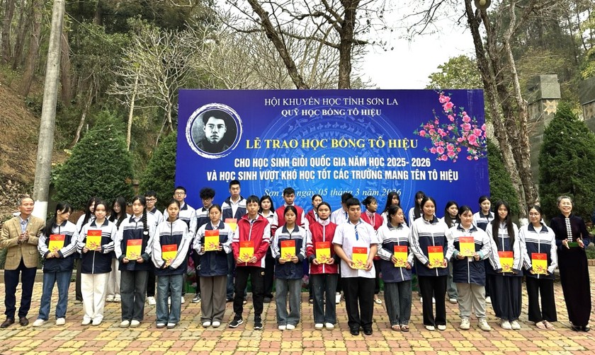 Hội Khuyến học tỉnh Sơn La trao học bổng T&ocirc; Hiệu cho học sinh giỏi quốc gia, học sinh vượt kh&oacute; học tốt - Ảnh 3.