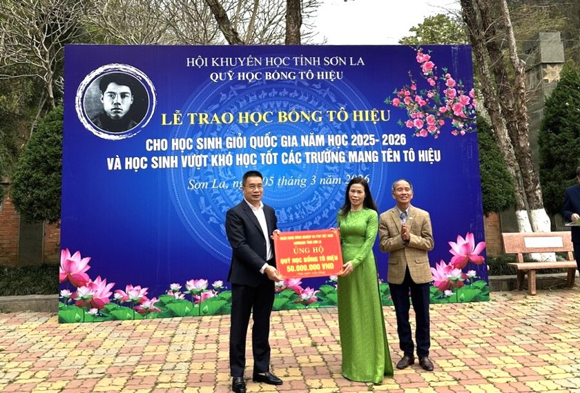 Hội Khuyến học tỉnh Sơn La trao học bổng T&ocirc; Hiệu cho học sinh giỏi quốc gia, học sinh vượt kh&oacute; học tốt - Ảnh 4.