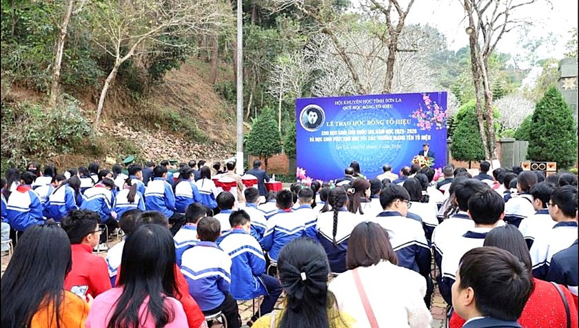 Hội Khuyến học tỉnh Sơn La trao học bổng T&ocirc; Hiệu cho học sinh giỏi quốc gia, học sinh vượt kh&oacute; học tốt - Ảnh 5.