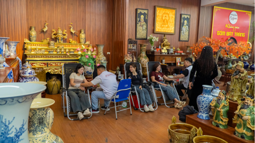 "Xu&acirc;n hồng tr&ecirc;n qu&ecirc; gốm" - h&agrave;nh động nh&acirc;n văn từ l&agrave;ng gốm - Ảnh 4.