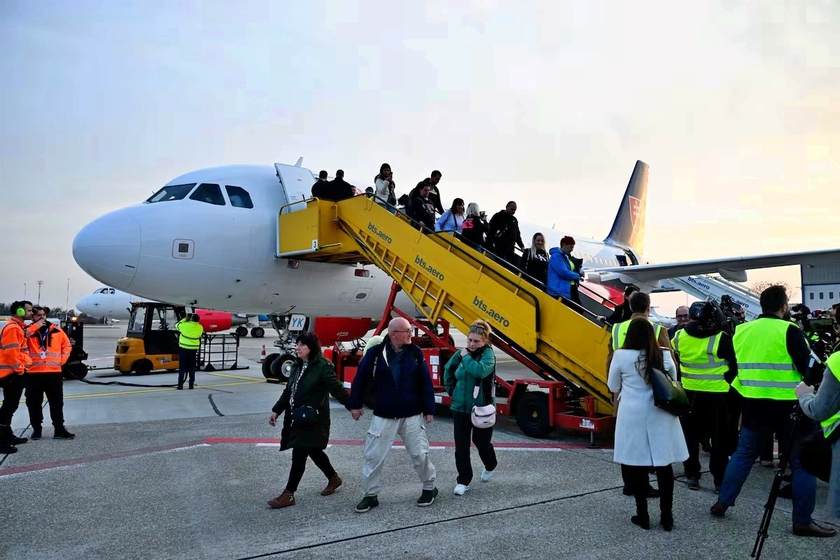 C&aacute;c chuyến bay giải toả kh&aacute;ch du lịch từ Trung Đ&ocirc;ng, bao gồm cả người Việt Nam - Ảnh 1.