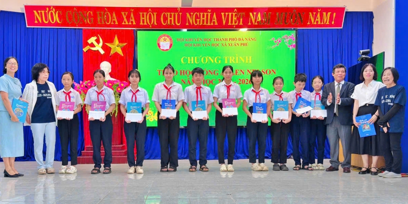 Hội Khuyến học th&agrave;nh phố Đ&agrave; Nẵng trao 100 suất học bổng Allen Nelson tại x&atilde; Xu&acirc;n Ph&uacute; v&agrave; phường Hương Tr&agrave; - Ảnh 2.