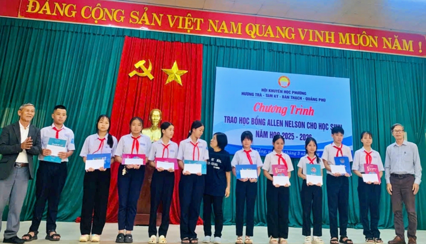 Hội Khuyến học th&agrave;nh phố Đ&agrave; Nẵng trao 100 suất học bổng Allen Nelson tại x&atilde; Xu&acirc;n Ph&uacute; v&agrave; phường Hương Tr&agrave; - Ảnh 6.