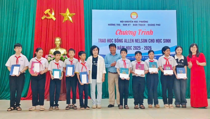 Hội Khuyến học th&agrave;nh phố Đ&agrave; Nẵng trao 100 suất học bổng Allen Nelson tại x&atilde; Xu&acirc;n Ph&uacute; v&agrave; phường Hương Tr&agrave; - Ảnh 5.