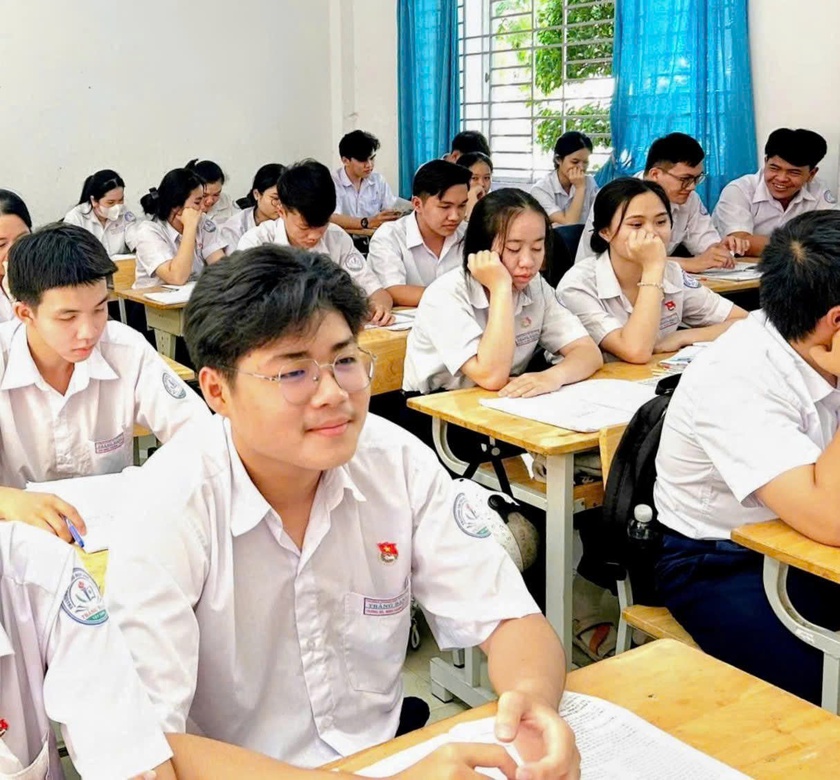 Đề thi học sinh giỏi Th&agrave;nh phố Hồ Ch&iacute; Minh: Khẳng định tư duy con người trong gi&aacute;o dục thời đại số - Ảnh 2.