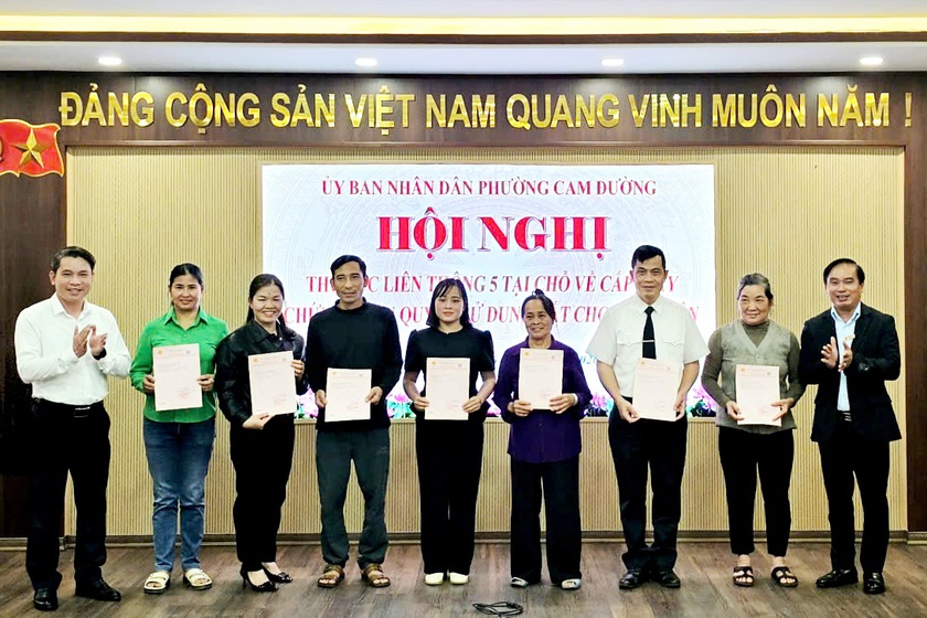 Lào Cai: Người dân ở phường Cam Đường nhận“sổ hồng” chỉ sau 1,5 giờ nộp hồ sơ nhờ thủ tục liên thông “5 tại chỗ” - Ảnh 1.