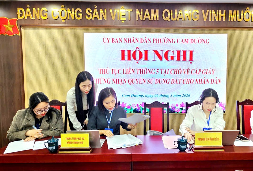 Lào Cai: Người dân ở phường Cam Đường nhận“sổ hồng” chỉ sau 1,5 giờ nộp hồ sơ nhờ thủ tục liên thông “5 tại chỗ” - Ảnh 3.