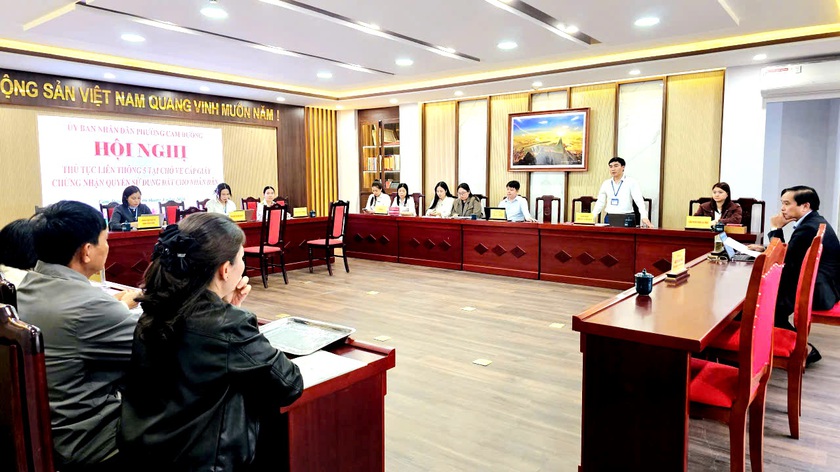 Lào Cai: Người dân ở phường Cam Đường nhận“sổ hồng” chỉ sau 1,5 giờ nộp hồ sơ nhờ thủ tục liên thông “5 tại chỗ” - Ảnh 2.