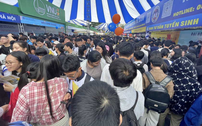 Phụ huynh, học sinh vượt mưa đến Ng&agrave;y hội tư vấn tuyển sinh - hướng nghiệp - Ảnh 2.