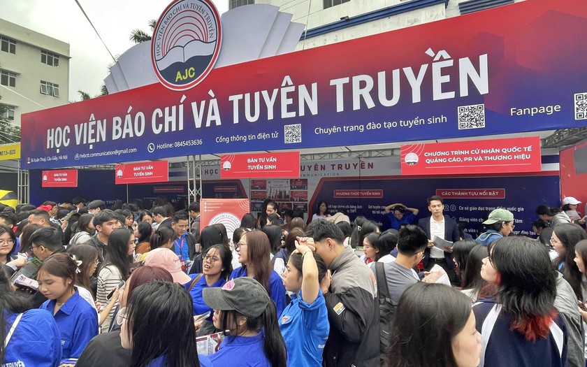 Phụ huynh, học sinh vượt mưa đến Ng&agrave;y hội tư vấn tuyển sinh - hướng nghiệp - Ảnh 4.