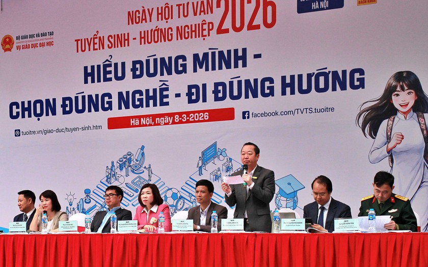 Phụ huynh, học sinh vượt mưa đến Ng&agrave;y hội tư vấn tuyển sinh - hướng nghiệp - Ảnh 1.