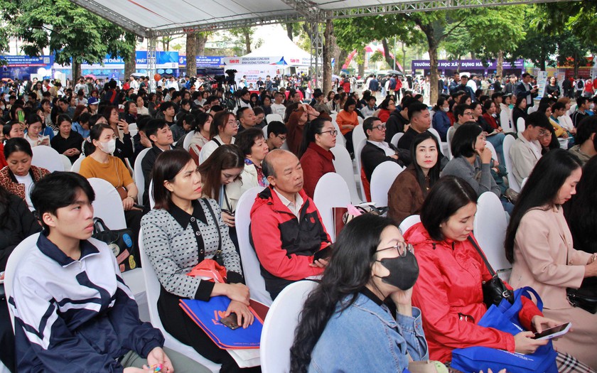 Phụ huynh, học sinh vượt mưa đến Ng&agrave;y hội tư vấn tuyển sinh - hướng nghiệp - Ảnh 3.