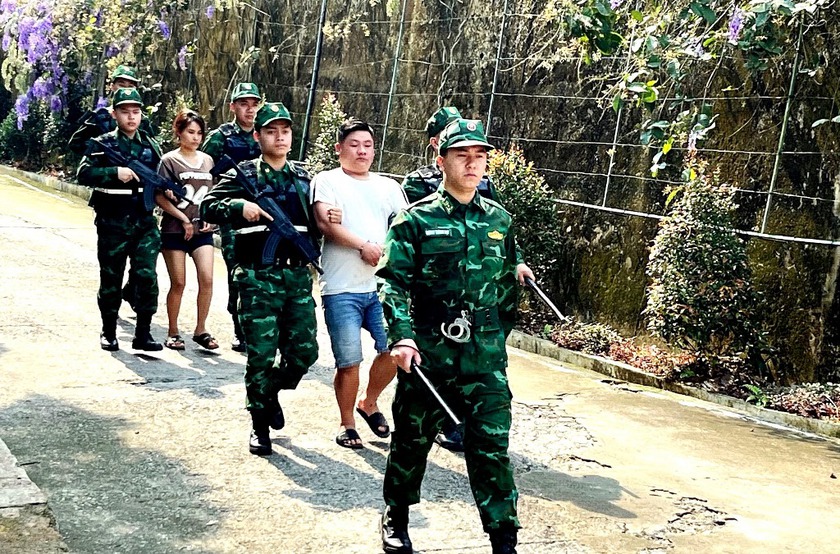 Bộ đội Bi&ecirc;n ph&ograve;ng bắt 2 đối tượng bu&ocirc;n b&aacute;n người, giải cứu nạn nh&acirc;n dưới 16 tuổi ở L&agrave;o Cai  - Ảnh 1.