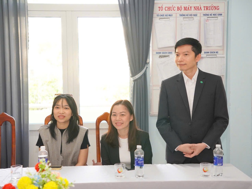 Trao học bổng Cathay United Bank tiếp sức học sinh ngh&egrave;o vượt kh&oacute; tại Đ&agrave; Nẵng - Ảnh 2.