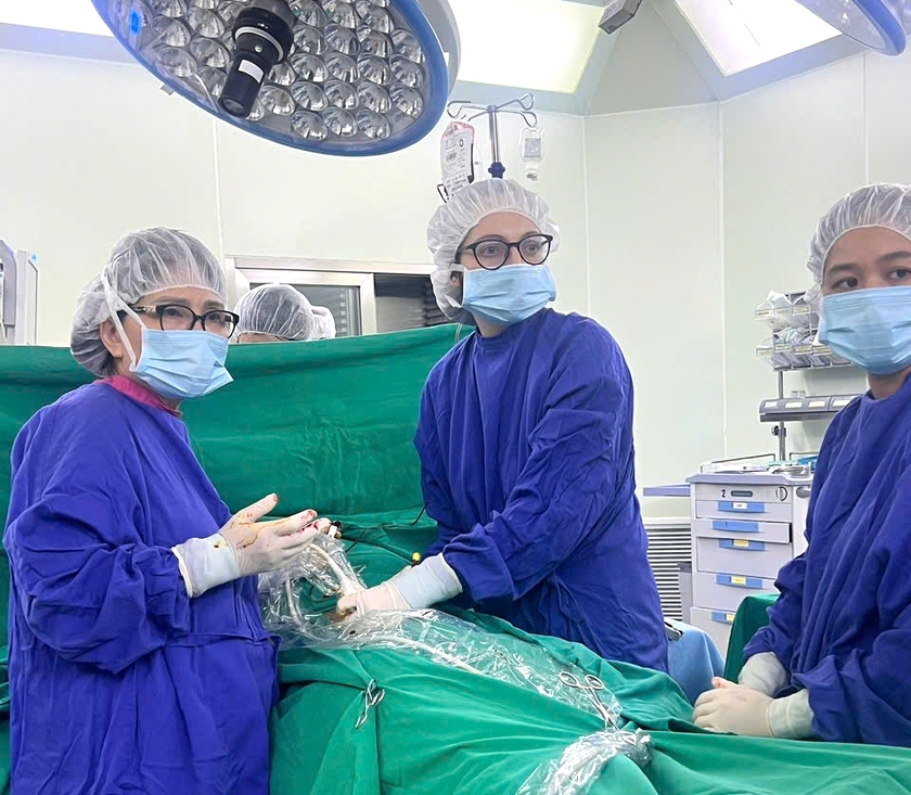 Lần đầu ti&ecirc;n tại Việt Nam: Vinmec truyền m&aacute;u b&agrave;o thai cứu sống thai nhi 17 tuần tuổi- Ảnh 1.