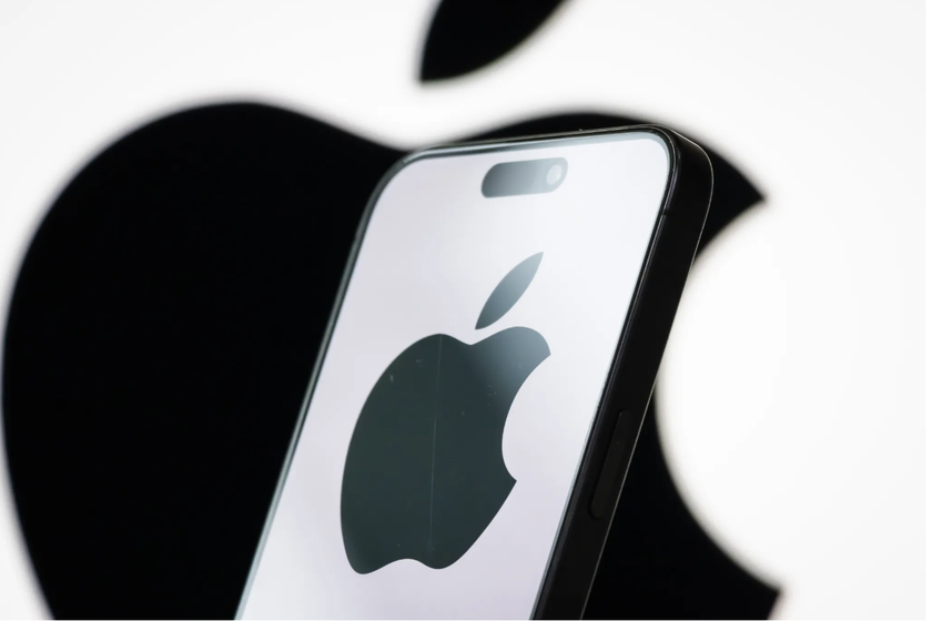 iPhone gập đầu tiên của Apple "chốt lịch" ra mắt tháng 9 - Ảnh 1.