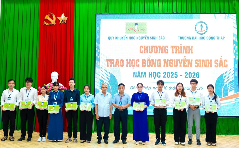 Quỹ Khuyến học Nguyễn Sinh Sắc trao gần 900 triệu đồng học bổng cho sinh vi&ecirc;n Đại học Đồng Th&aacute;p - Ảnh 2.