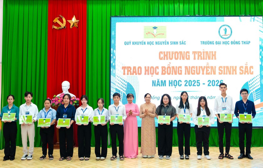 Quỹ Khuyến học Nguyễn Sinh Sắc trao gần 900 triệu đồng học bổng cho sinh vi&ecirc;n Đại học Đồng Th&aacute;p - Ảnh 1.
