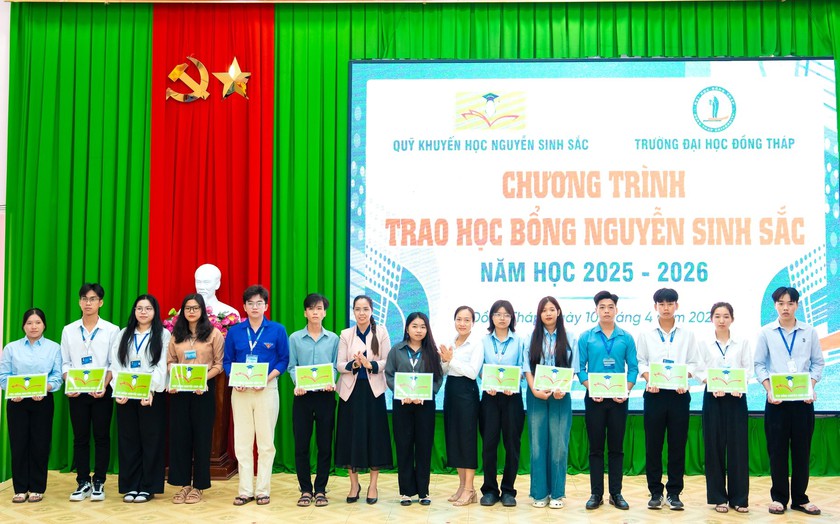 Quỹ Khuyến học Nguyễn Sinh Sắc trao gần 900 triệu đồng học bổng cho sinh vi&ecirc;n Đại học Đồng Th&aacute;p - Ảnh 3.
