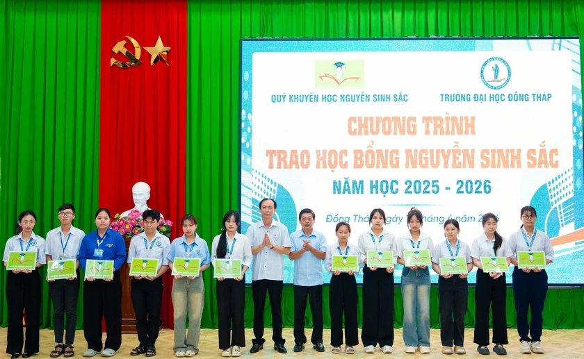 Quỹ Khuyến học Nguyễn Sinh Sắc trao gần 900 triệu đồng học bổng cho sinh vi&ecirc;n Đại học Đồng Th&aacute;p - Ảnh 4.