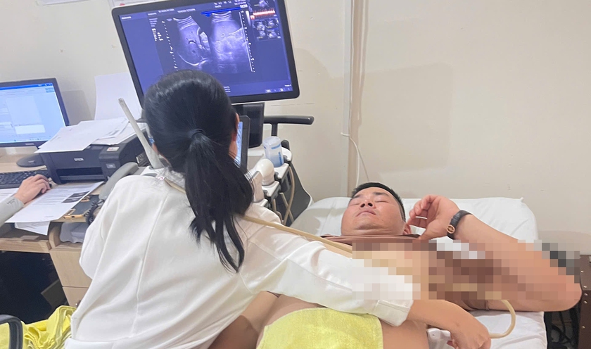 X&ocirc;n xao clip t&agrave;i xế taxi d&ugrave;ng gạch tấn c&ocirc;ng kh&aacute;ch trước cửa h&agrave;ng điện thoại - Ảnh 2.