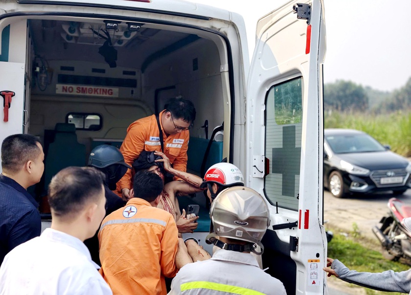 Hai công nhân Điện lực kịp thời cứu giúp nạn nhân bị tai nạn giao thông ở Lào Cai - Ảnh 3.