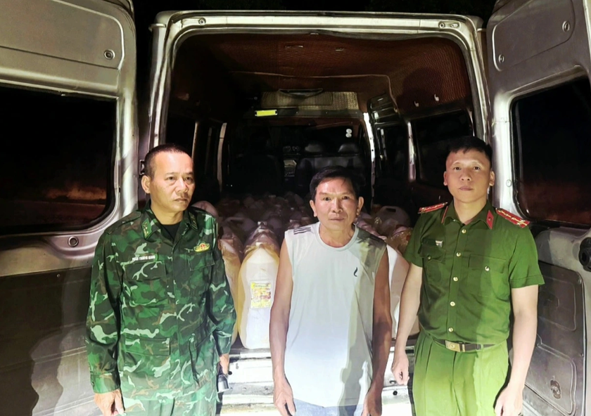 Ph&aacute;t hiện t&agrave;i xế &ocirc; t&ocirc; vận chuyển tr&aacute;i ph&eacute;p 1.500 l&iacute;t xăng sang L&agrave;o- Ảnh 1.