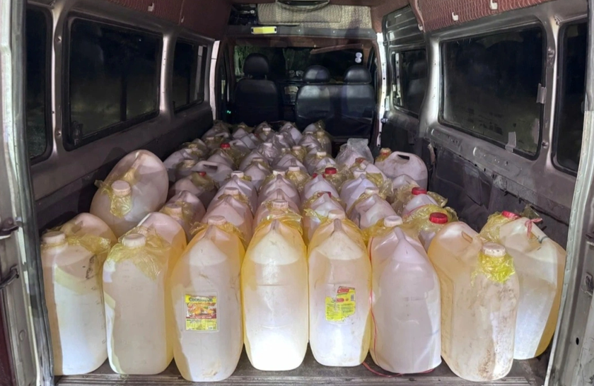 Ph&aacute;t hiện t&agrave;i xế &ocirc; t&ocirc; vận chuyển tr&aacute;i ph&eacute;p 1.500 l&iacute;t xăng sang L&agrave;o- Ảnh 2.