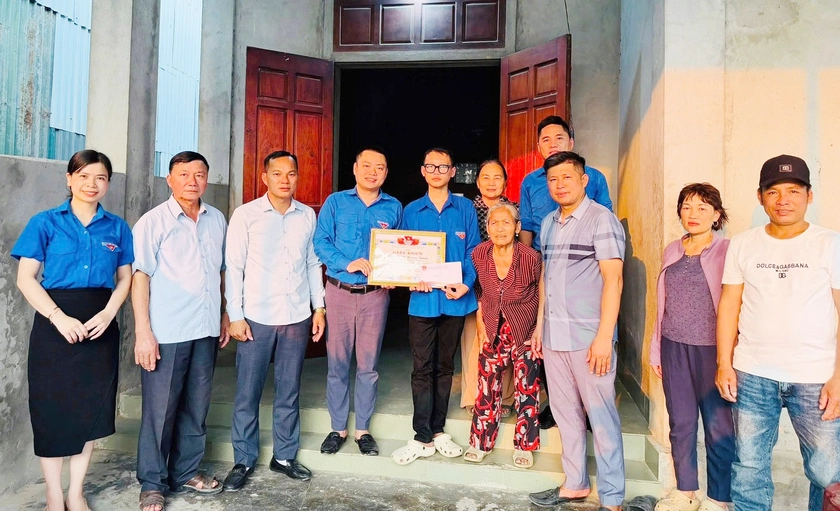 Khen thưởng nam học sinh lớp 10 cứu người đuối nước ở biển Cửa L&ograve; - Ảnh 1.