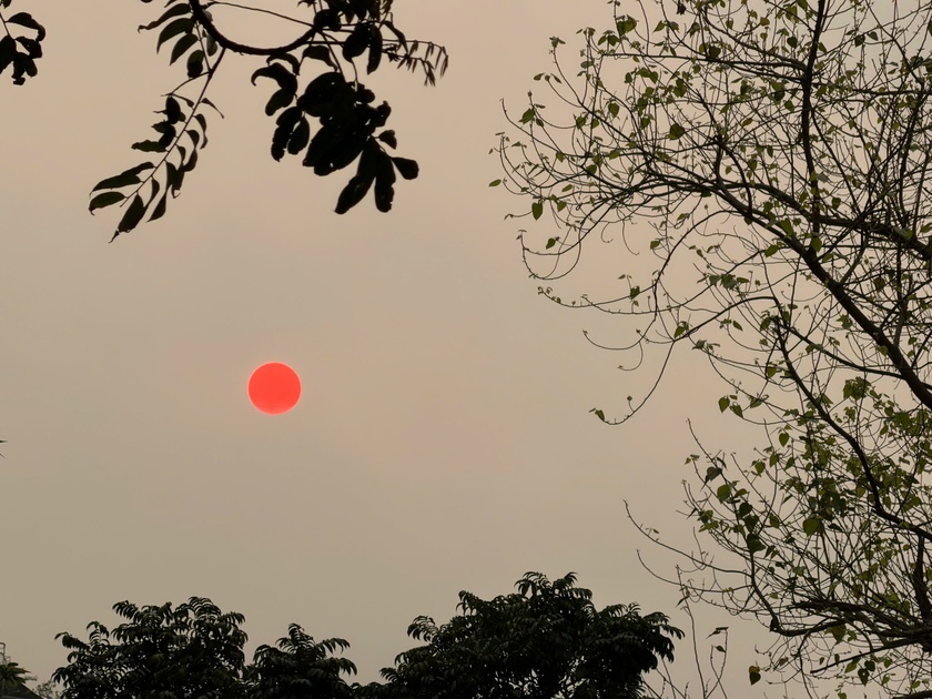 Nắng n&oacute;ng gia tăng gay gắt trước khi kh&ocirc;ng kh&iacute; lạnh tr&agrave;n về - Ảnh 1.