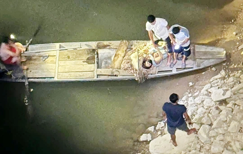 Người đ&agrave;n &ocirc;ng dũng cảm lao m&igrave;nh xuống Lam cứu 2 mẹ con nhảy cầu - Ảnh 2.