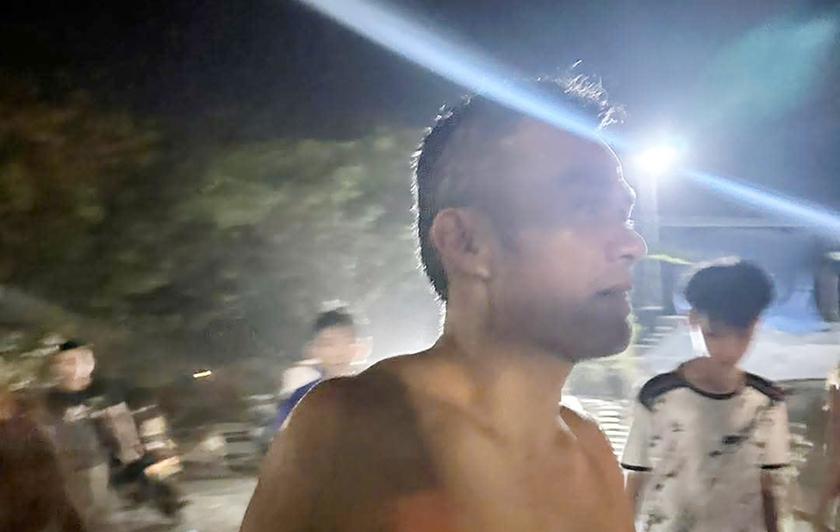 Người đ&agrave;n &ocirc;ng dũng cảm lao m&igrave;nh xuống Lam cứu 2 mẹ con nhảy cầu - Ảnh 1.