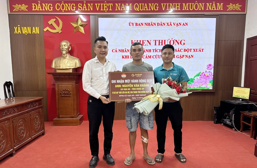 Khen thưởng người đ&agrave;n &ocirc;ng dũng cảm cứu 2 mẹ con nhảy cầu s&ocirc;ng Lam - Ảnh 2.